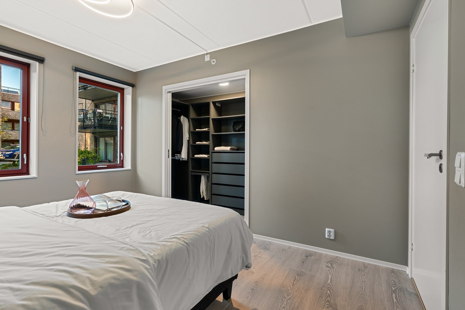 Soverommet er innredet med egen walk-in garderobe. Galleribilde