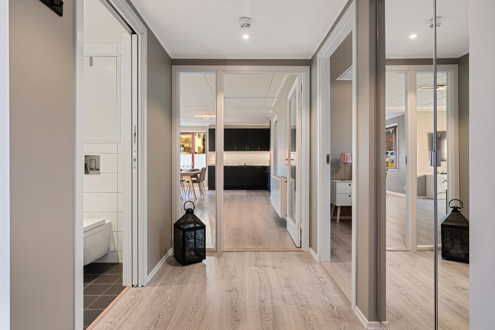 Velkommen inn! Du møtes av en lys entré med god plass til å henge yttertøyet Galleribilde
