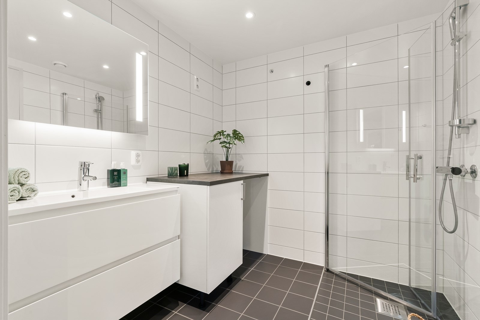 Tidløse farger og smart plassbygget løsning med rom for vaskemaskin. Galleribilde