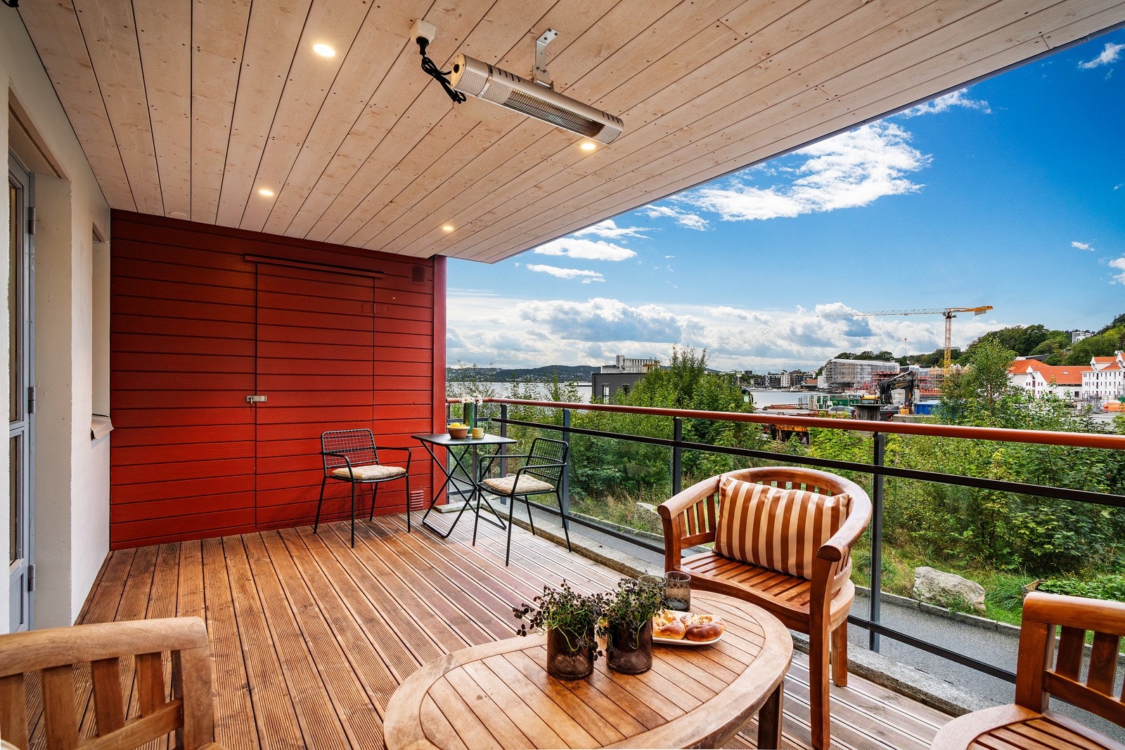 - Fra stuen har du direkte utgang til en stor, overbygget terrasse på hele 17 kvm - Galleribilde