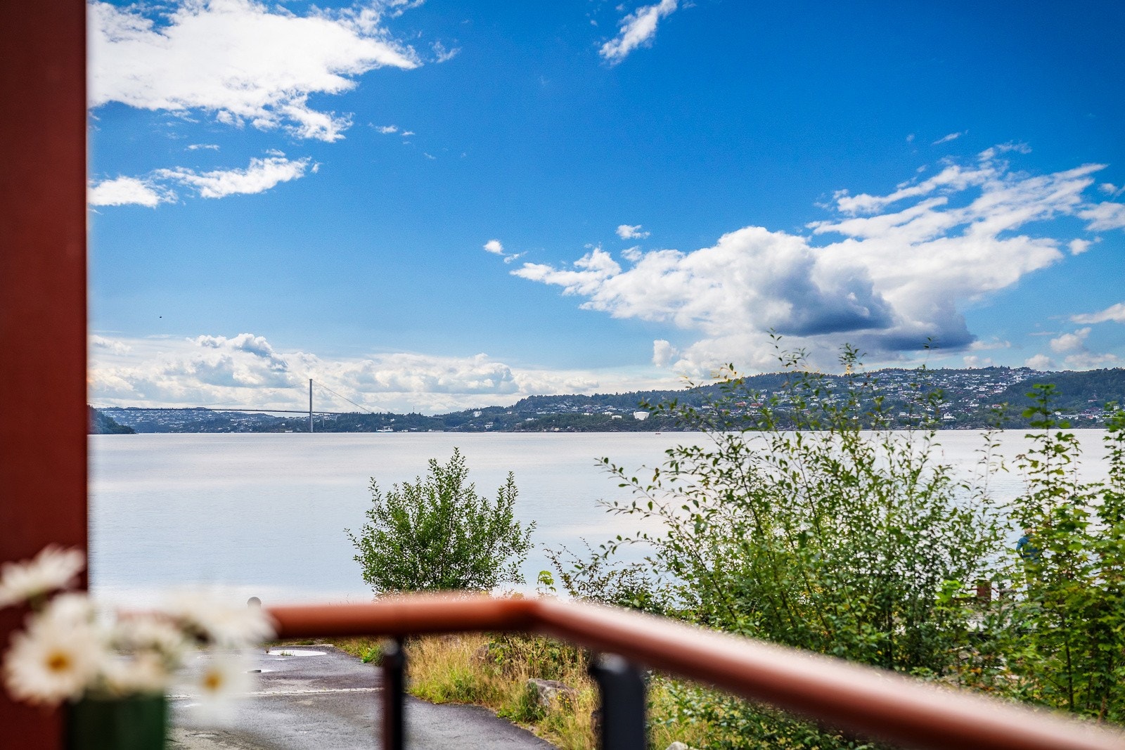 - Stor terrasse med sjøutsikt og sol fra ca. 17 til den går ned over Askøy - Galleribilde