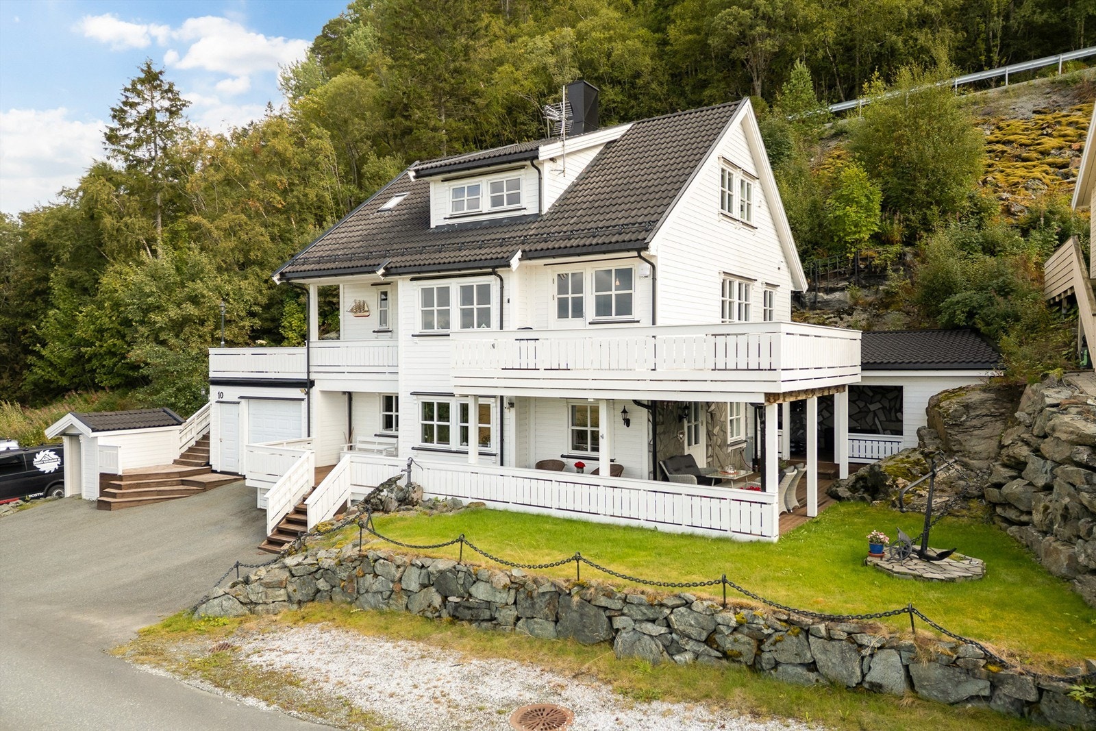 Fra eiendommen er det kort vei til tettstedet Rye hvor du finner bensinstasjon, Coop Marked med post i butikk, barnehage og barneskole. Det finnes også flere idrettstilbud på Byneset. Galleribilde