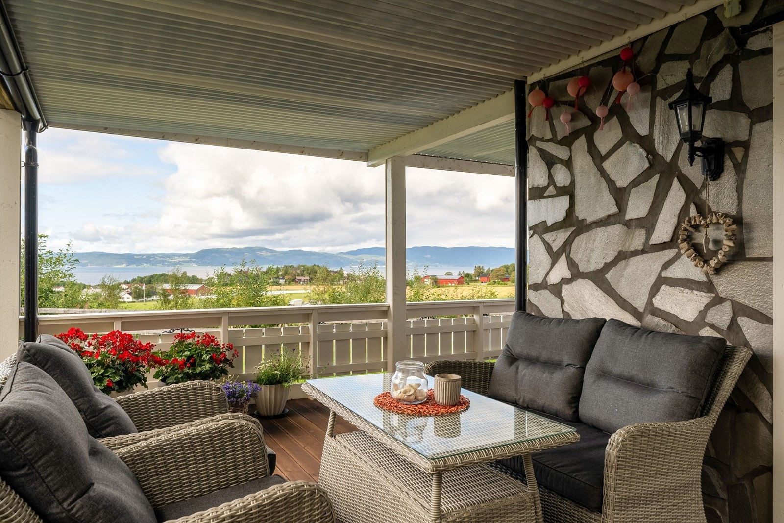 I forbindelse med inngangspartiet til utleiedelen er det etablert en terrasse på hele 57 kvm. Galleribilde