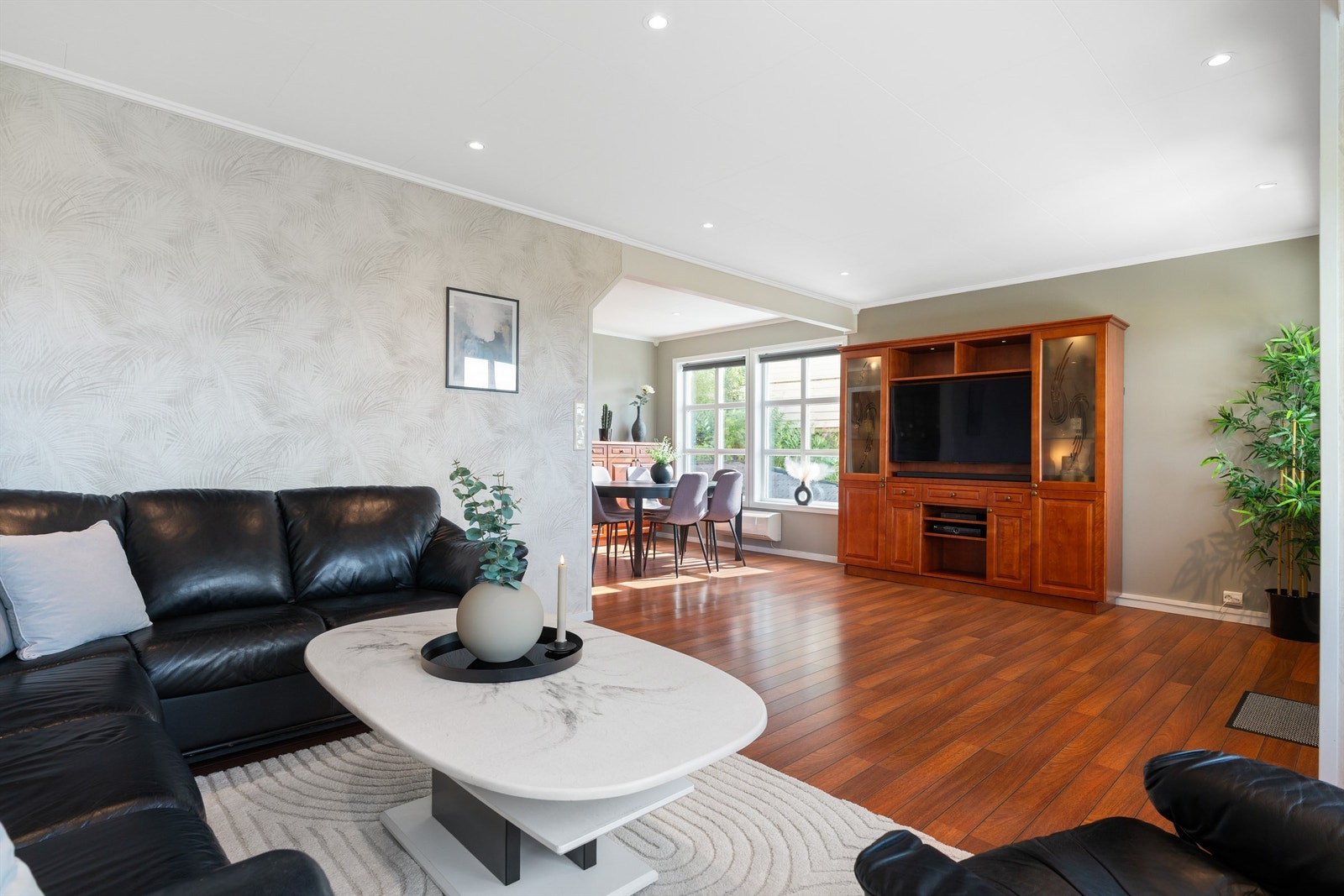 Stuen er lett å møblere med de flere sonene i rommet. Galleribilde