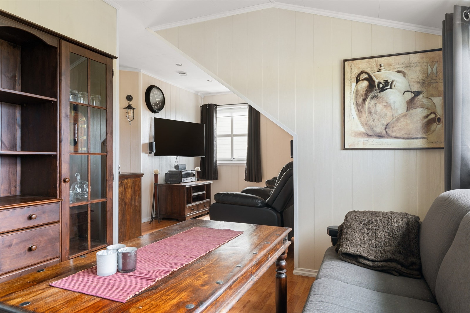 Etasjen fungerer fint som hybel, og er et fint areal å trekke seg tilbake til. Galleribilde