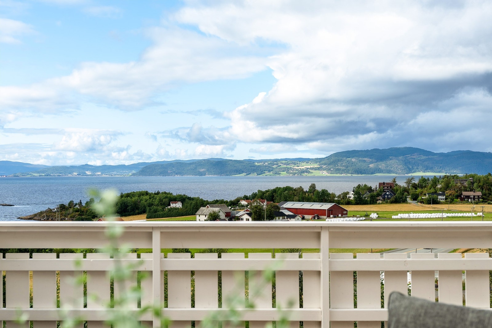 Eiendommen byr på fantastiske solforhold og en herlig panoramautsikt mot Trondheimsfjorden. Galleribilde