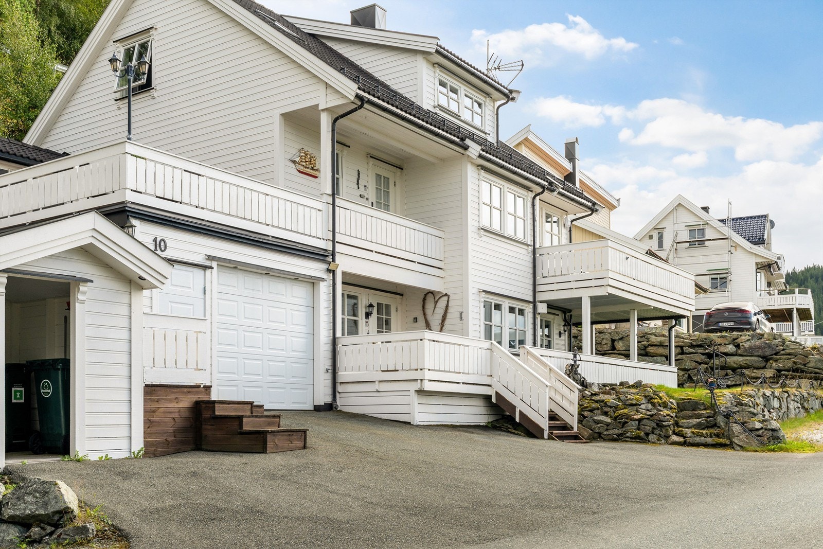 Boligen ligger landlig og tilbaketrukket med lite gjennomgangstrafikk, omtrent 15 minutters kjøretur til Trondheim sentrum. I tillegg ligger Flakk fergeleie kun et par minutter unna, og tar deg over til Indre Fosen. Galleribilde