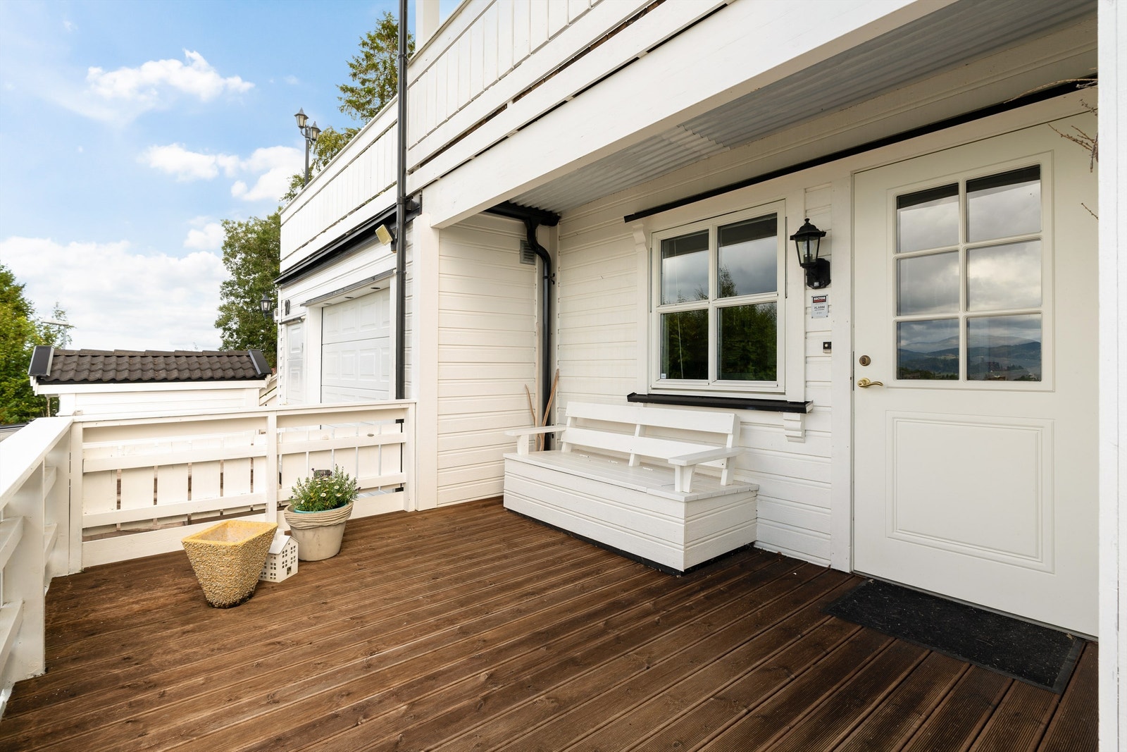 Terrassen er delvis overbygd og har gode møbleringsmuligheter. Galleribilde