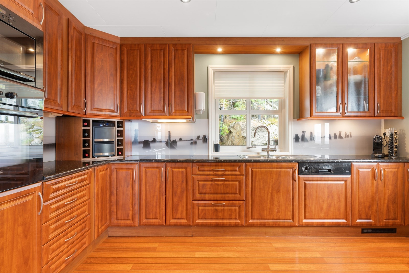 Kjøkkenet er videre innredet med integrert stekeovn, platetopp, oppvaskmaskin, mikrobølgeovn og kjøleskap med fryser. Galleribilde