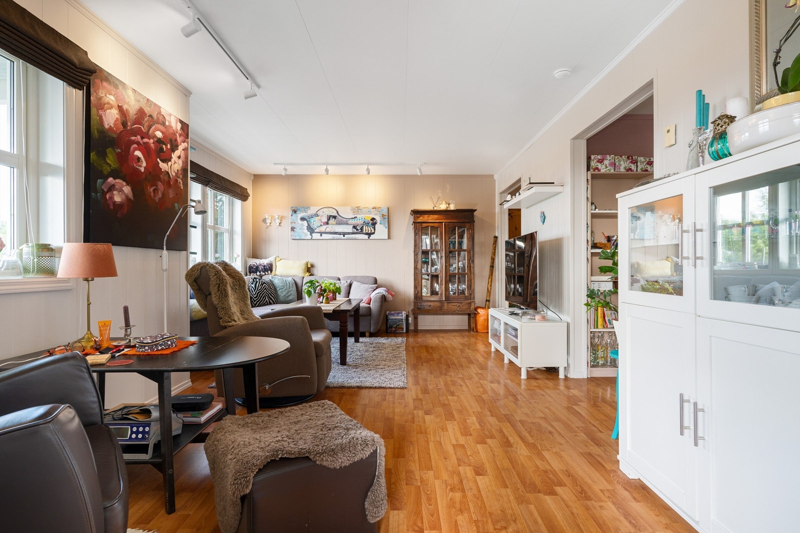 Romslig og lys stue på hele 21 kvm med tilhørende kjøkken på 10,5 kvm. Galleribilde