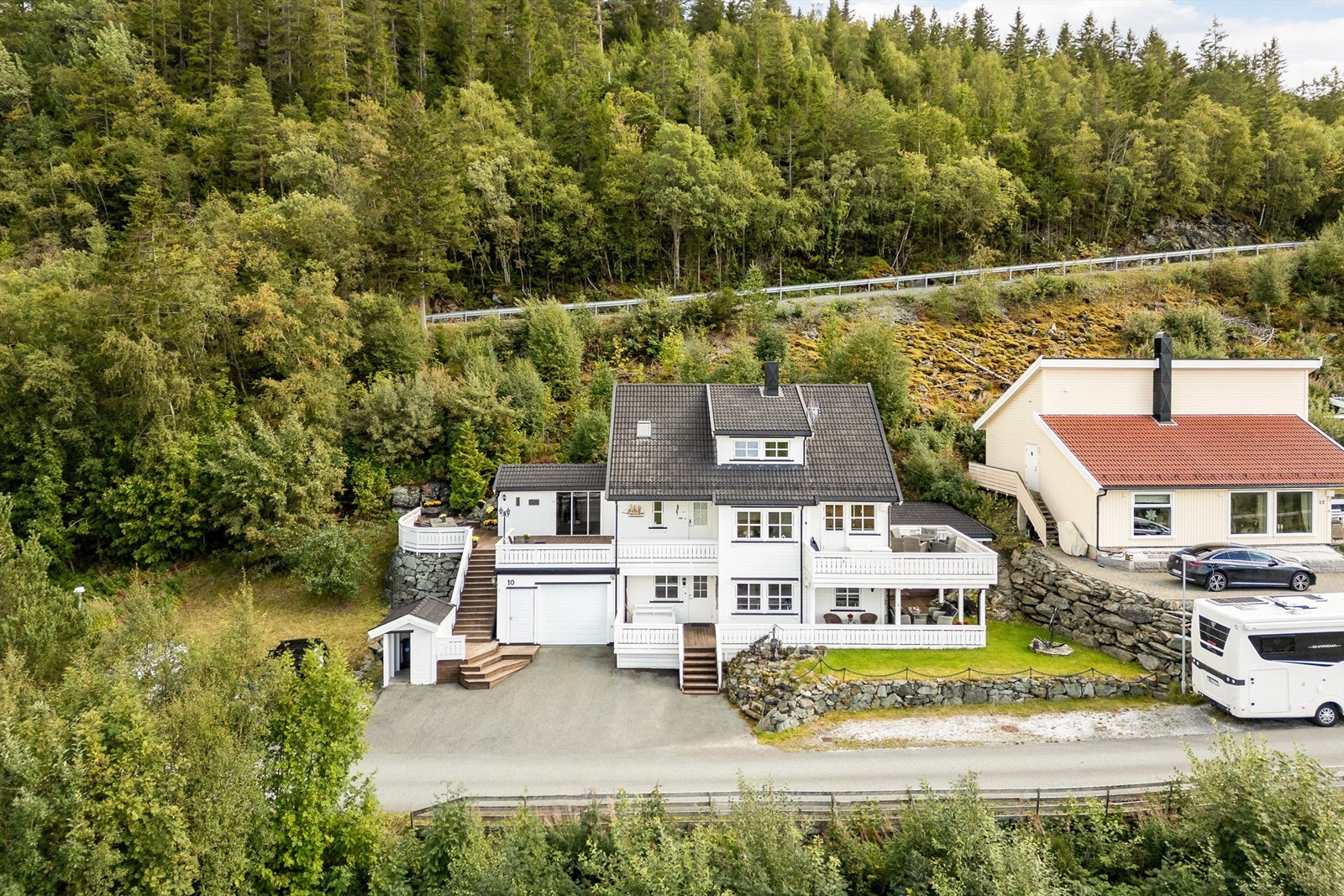 Byneset idrettslag byr på et rekke sportslige tilbud med blant annet fotball, håndball, padling, seiling og skiidrett. For golfinteresserte holder Byneset Golfklubb til kort avstand fra boligen. Galleribilde