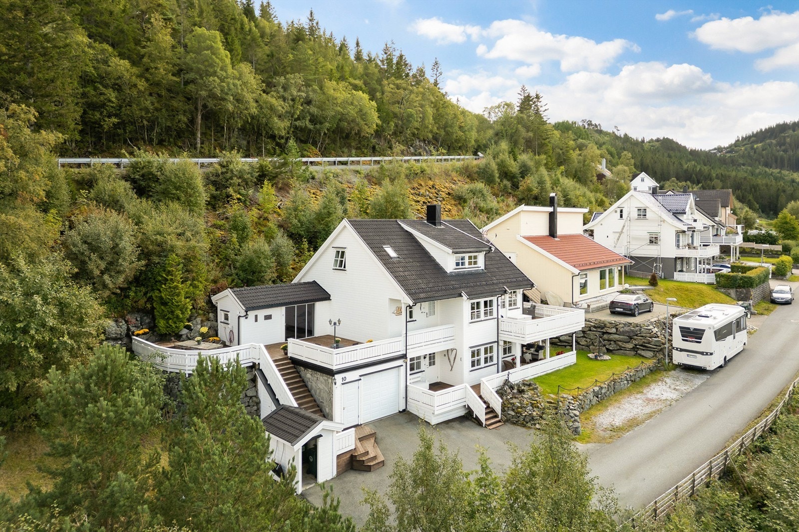 Eiendommen har en attraktiv beliggenhet med nærhet til flotte tur- og friluftsområder, som blant annet Bymarka, et av Trondheims mest populære naturdestinasjoner. Galleribilde