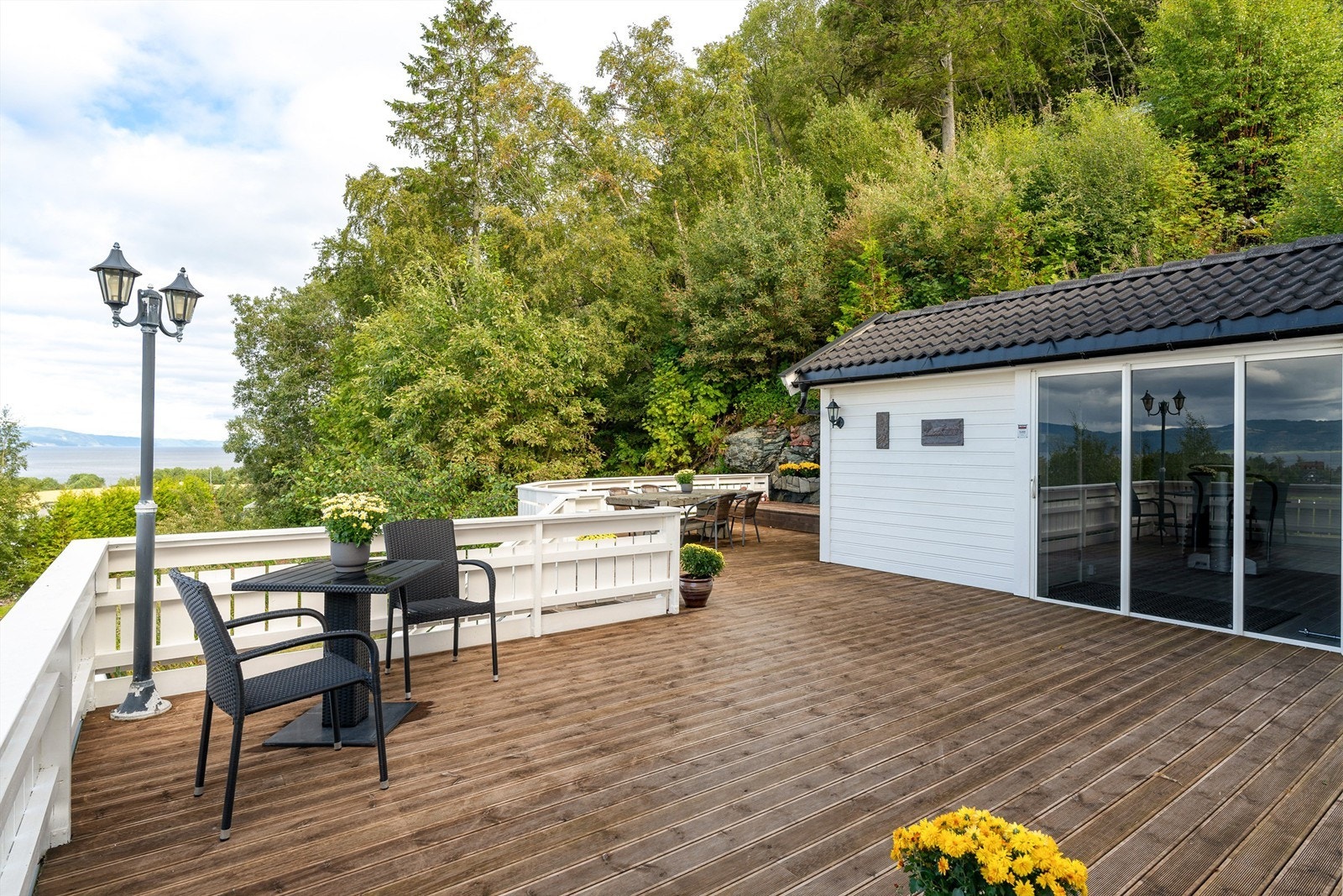 Her bor man i naturskjønne og idylliske omgivelser omkranset av vakker natur, og samtidig bare en liten kjøretur unna Trondheim Sentrum og et hav av varer og tjenester. Galleribilde