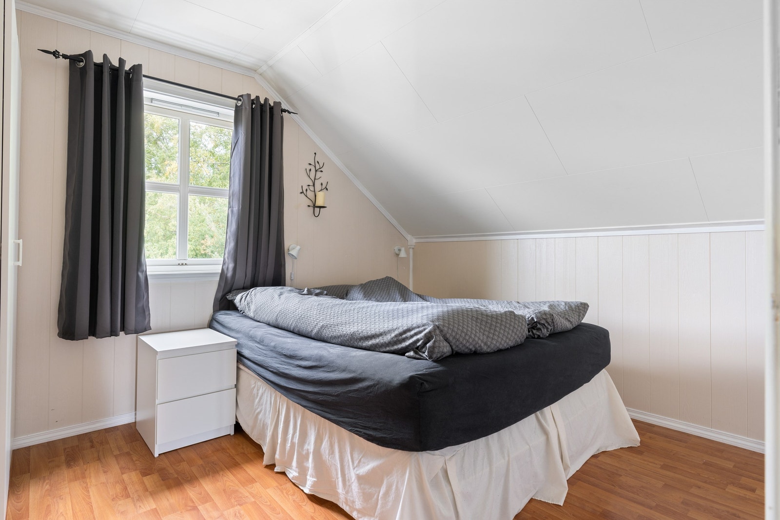 Soverommet på loftet er på 12 kvm og har gode møbleringsmuligheter. Galleribilde