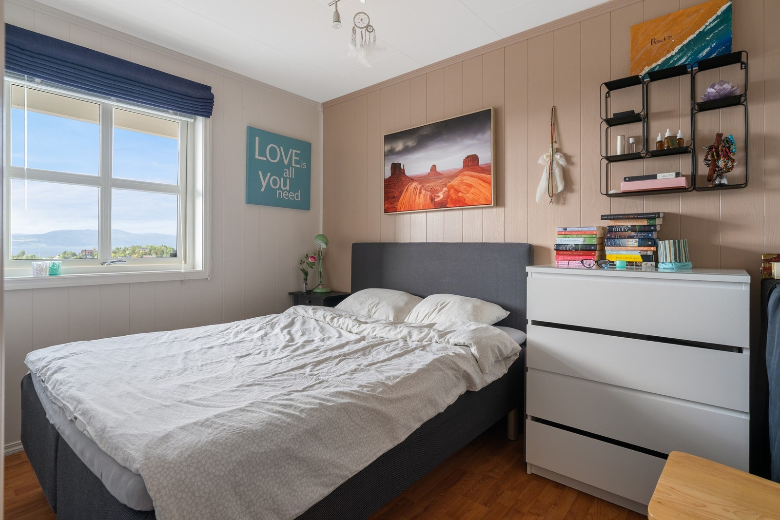 Et av to soverom i utleiedelen på 7,5 kvm med god plass til ønsket soveromsmøblement. Galleribilde