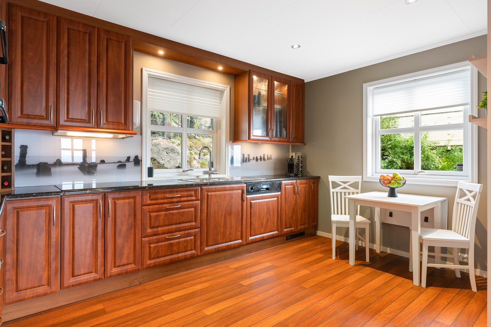 Kjøkkenet ligger naturlig tilbaketrukket fra stuen og har profilerte fronter og benkeplate av laminat. Galleribilde