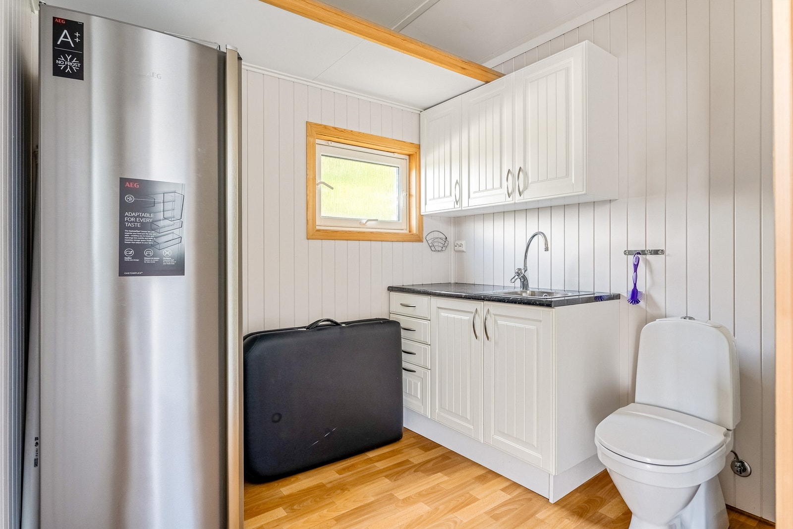 Det er videre etablert toalett og servant i boden som ligger i tilknytning til treningsrommet. Galleribilde