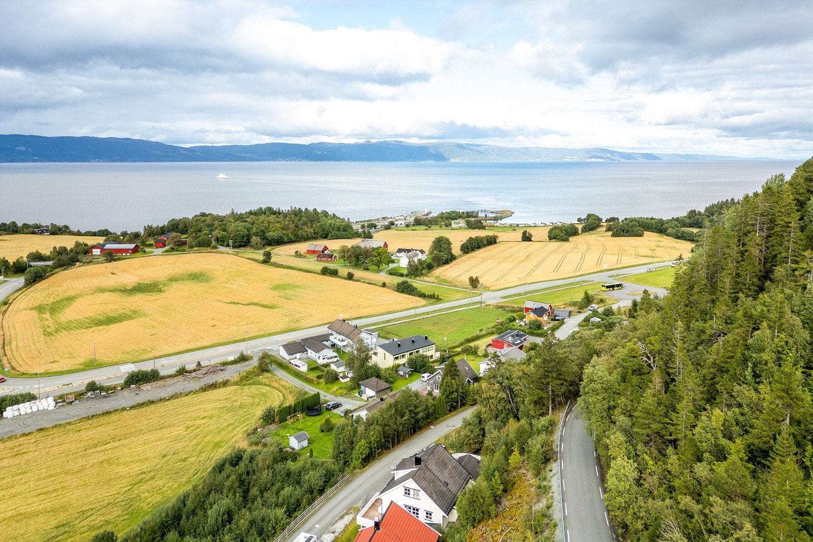 Nærmeste bussholdeplass er Flakkråa, som ligger kun to minutters gange unna og tilbyr hyppige avganger direkte til Trondheim som tar omtrent 25 minutter. Galleribilde