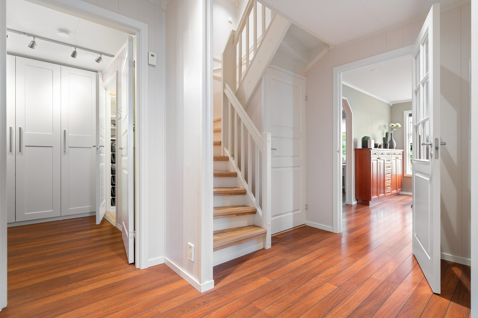 Boligen er oppvarmet med vannbåren varme i alle rom, noe som sørger for en behagelig og energieffektiv oppvarming. Galleribilde