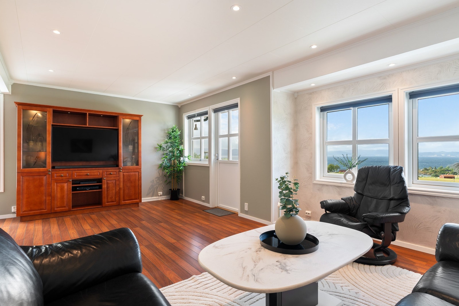 Boligen er gjennomgående lys og luftig med utstrakte vindusflater som sikrer rikelig med naturlig dagslys. Galleribilde