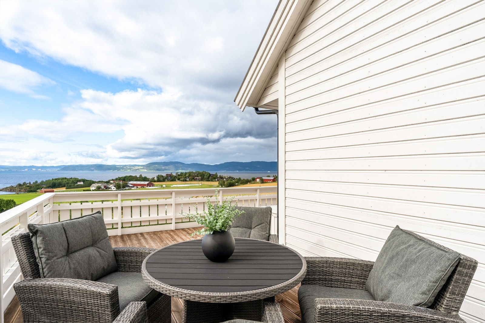 Fra stuen har man direkte utgang til en romslig veranda på hele 25 kvm med gode møbleringsmuligheter. Galleribilde