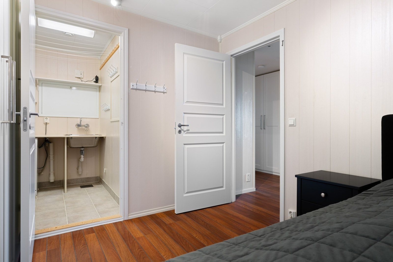 Her har man god plass til dobbeltseng av ønsket størrelse, nattbord og garderobeskap. Galleribilde