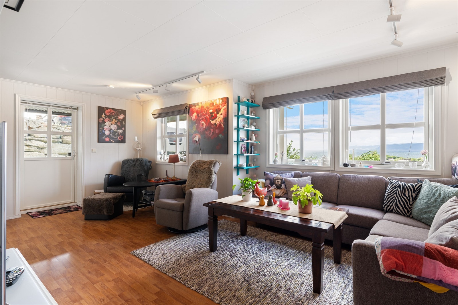 Utleiedelen består av stue, kjøkken, gang, entré, bad, vaskerom, bod og to soverom. Galleribilde