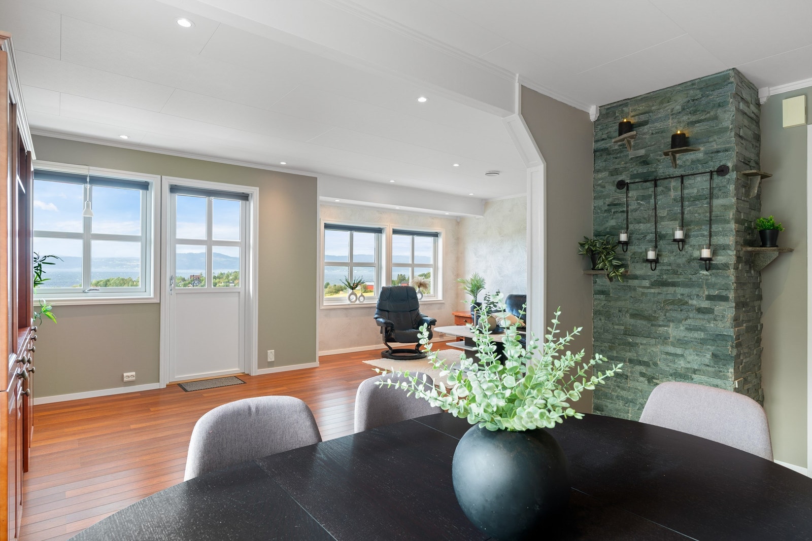 Stue- og kjøkkenarealet måler til sammen romslige 45 kvm. Galleribilde