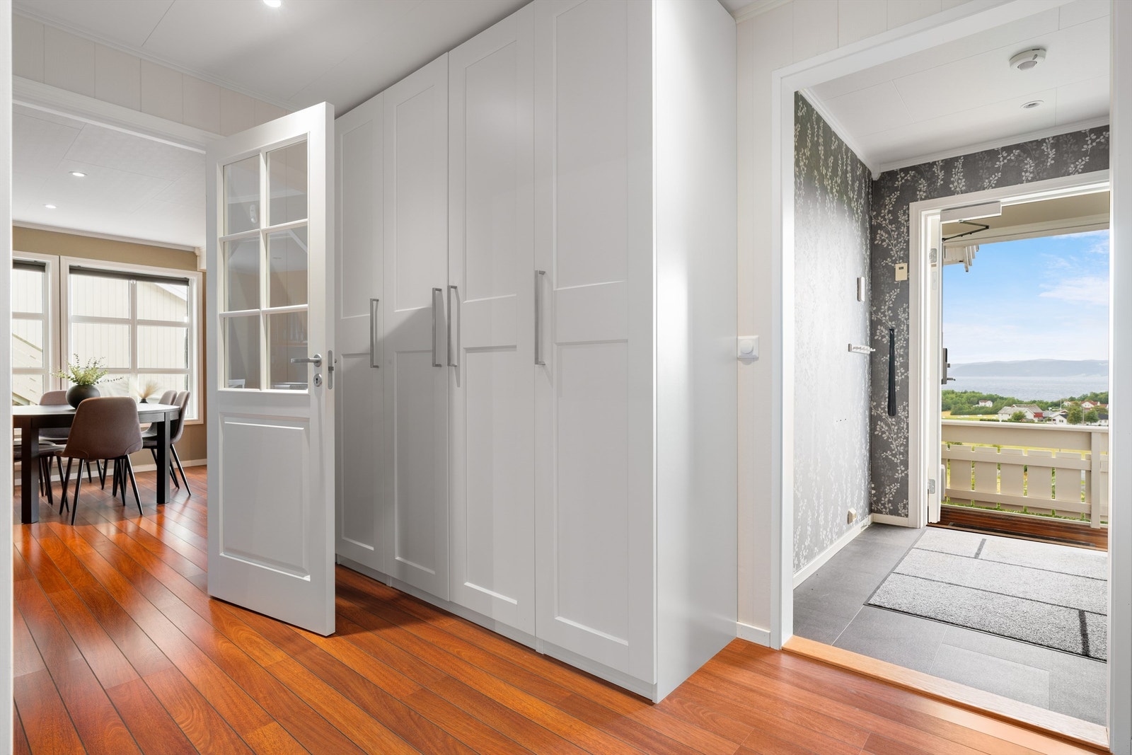 Romslig gang og entré på til sammen 13 kvm med god plass til oppbevaring av yttertøy og sko. Galleribilde