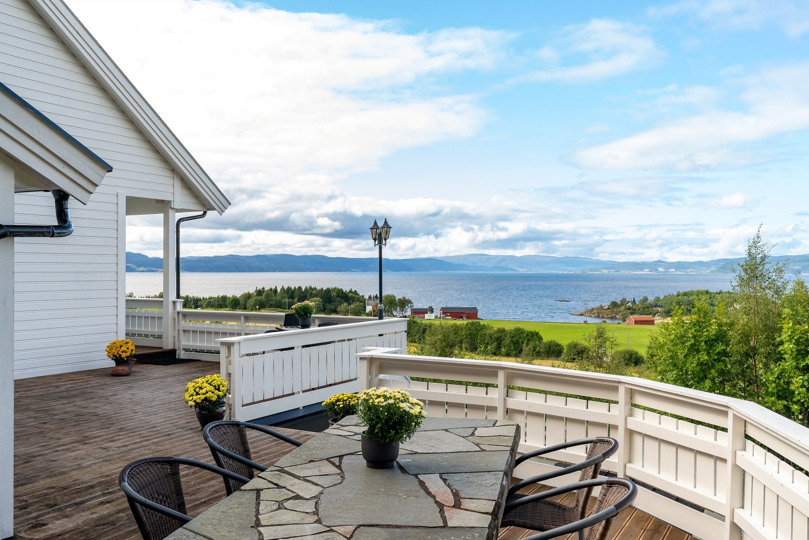 Boligen byr på store uteområder og flere ulike verandaer/terrasser med rom for både lek og avslapning. Denne verandaen måler hele 56 kvm. Galleribilde