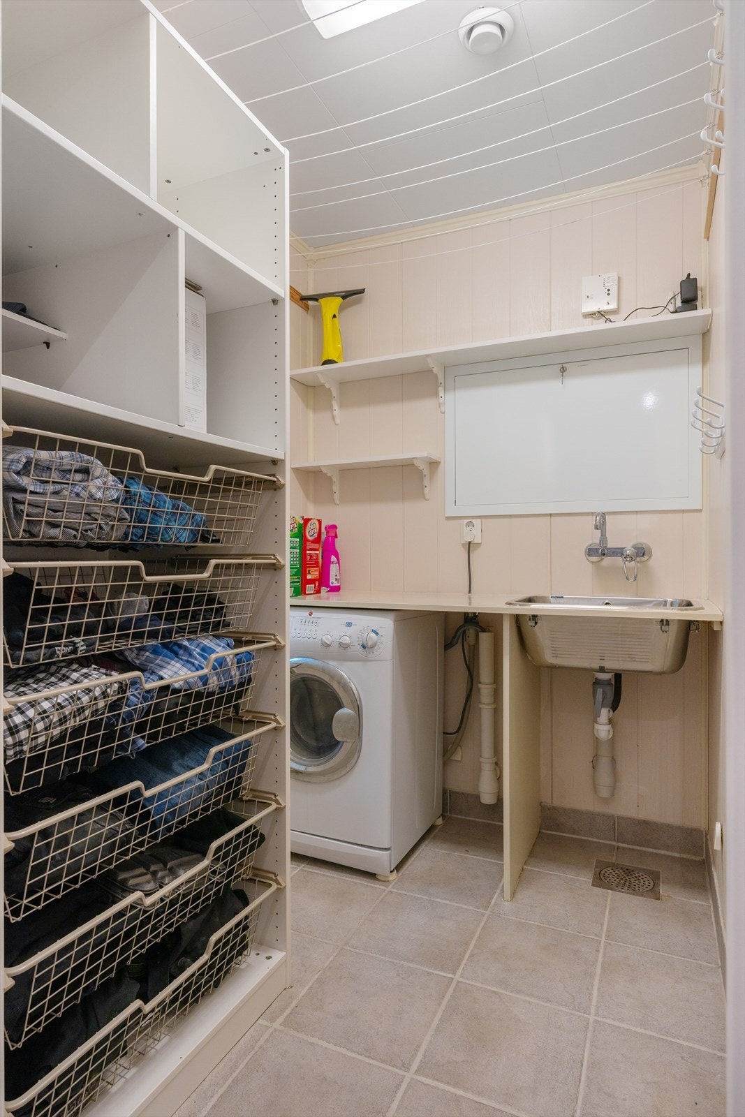 Praktisk vaskerom med gode oppbevaringsmuligheter. Rommet er opprinnelig byggemeldt som bod, og det foreligger ikke søknad om bruksendring fra tilleggsdel til hoveddel. Kjøper overtar alt ansvar, eventuell kostnad og risiko forbundet med dette. Galleribilde