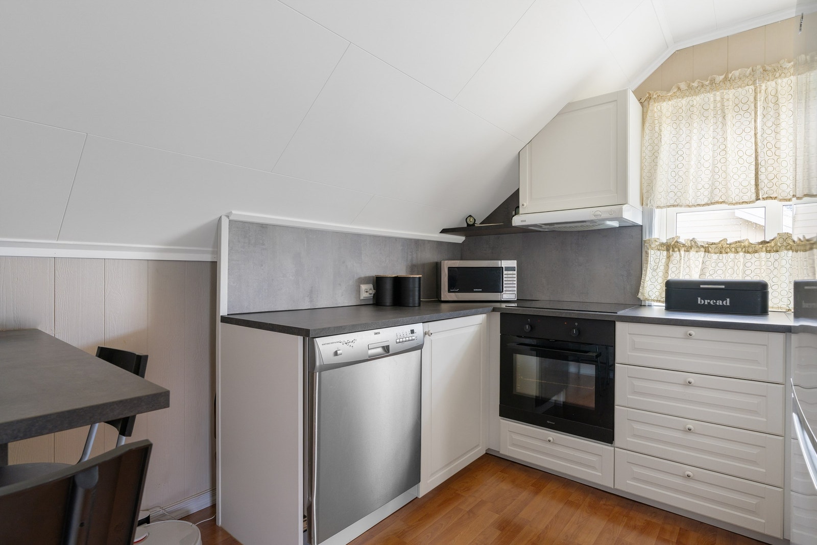 Kjøkkenet er utstyrt med IKEA-innredning fra 2022, og har integrert stekeovn og platetopp samt frittstående oppvaskmaskin og kjøleskap. Galleribilde