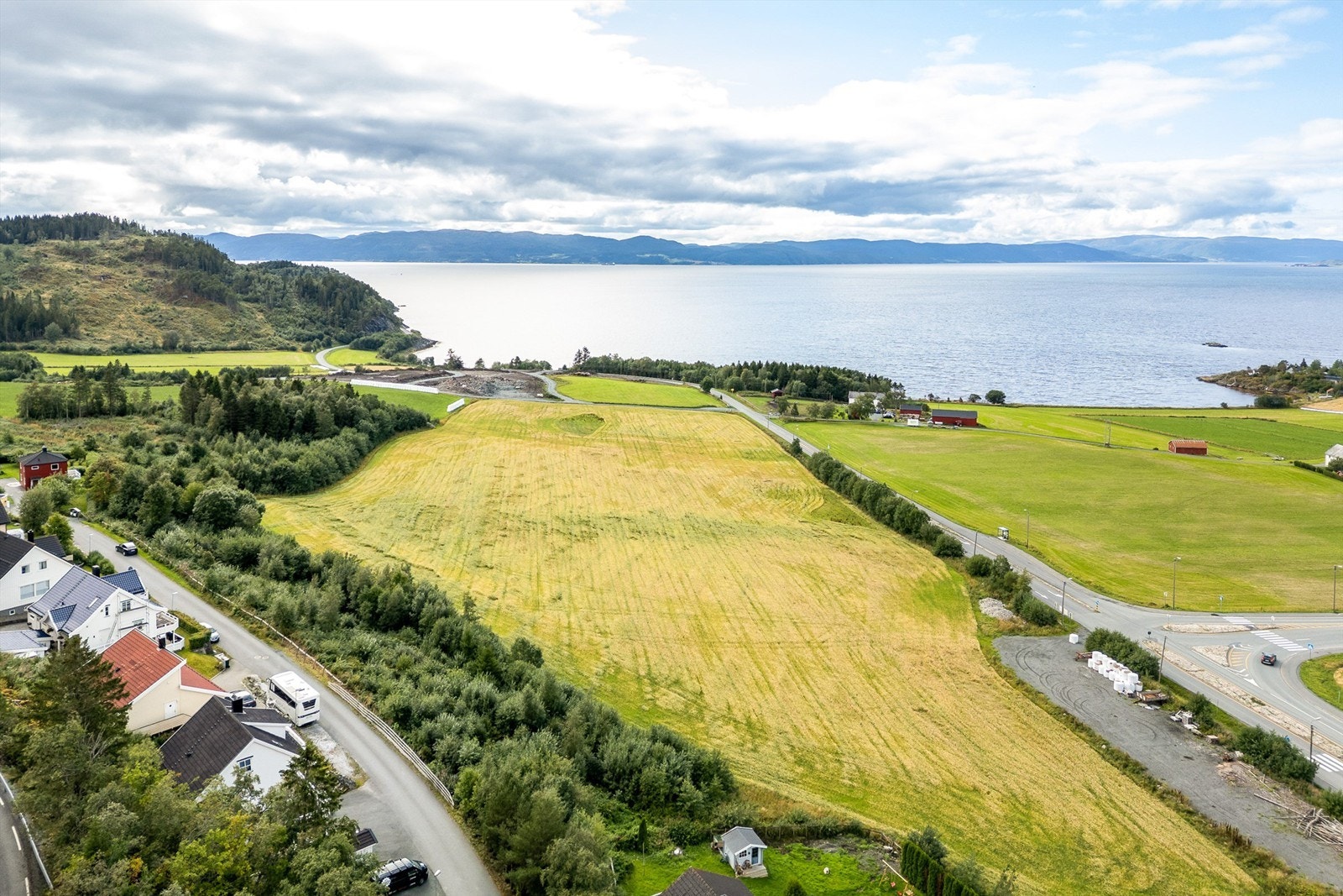 En kort kjøretur unna finner du oppkjørte lysløyper om vinteren, knyttet til resten av Bymarkas løypenett, samt badeplasser og fiskevann som kan benyttes om sommeren. Galleribilde