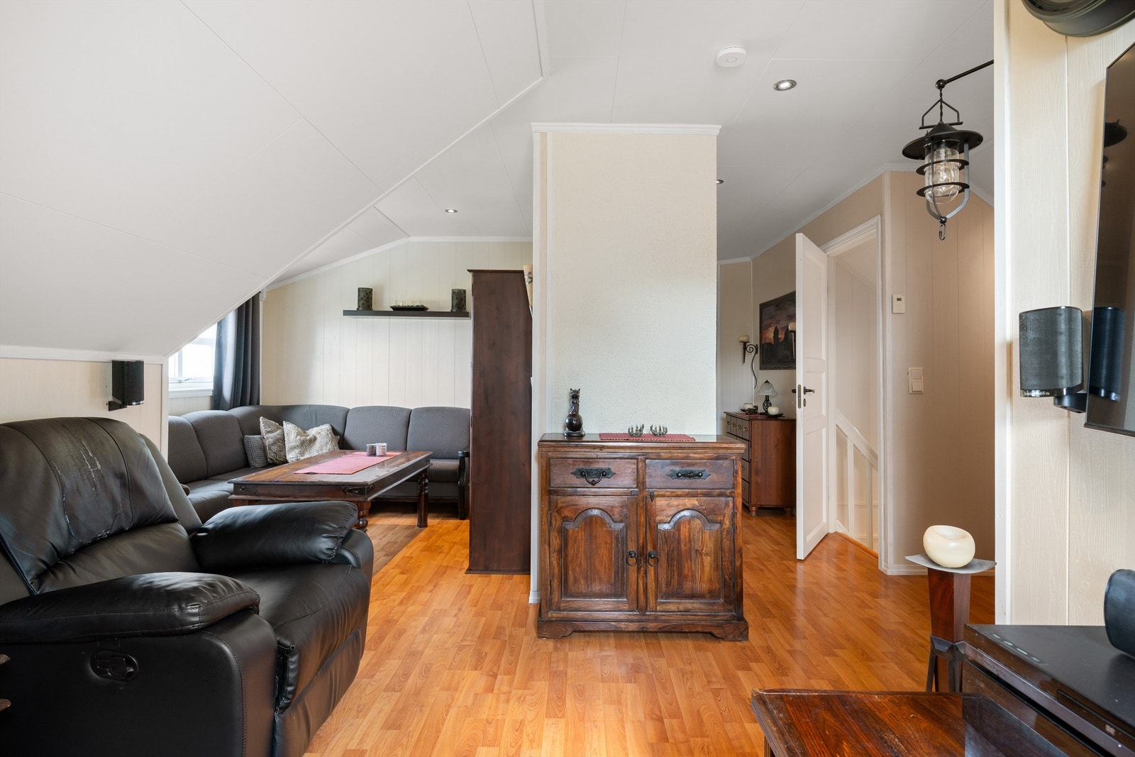 Loftsetasjen består av stue, kjøkken, gang, bad, soverom og kneloft. Galleribilde