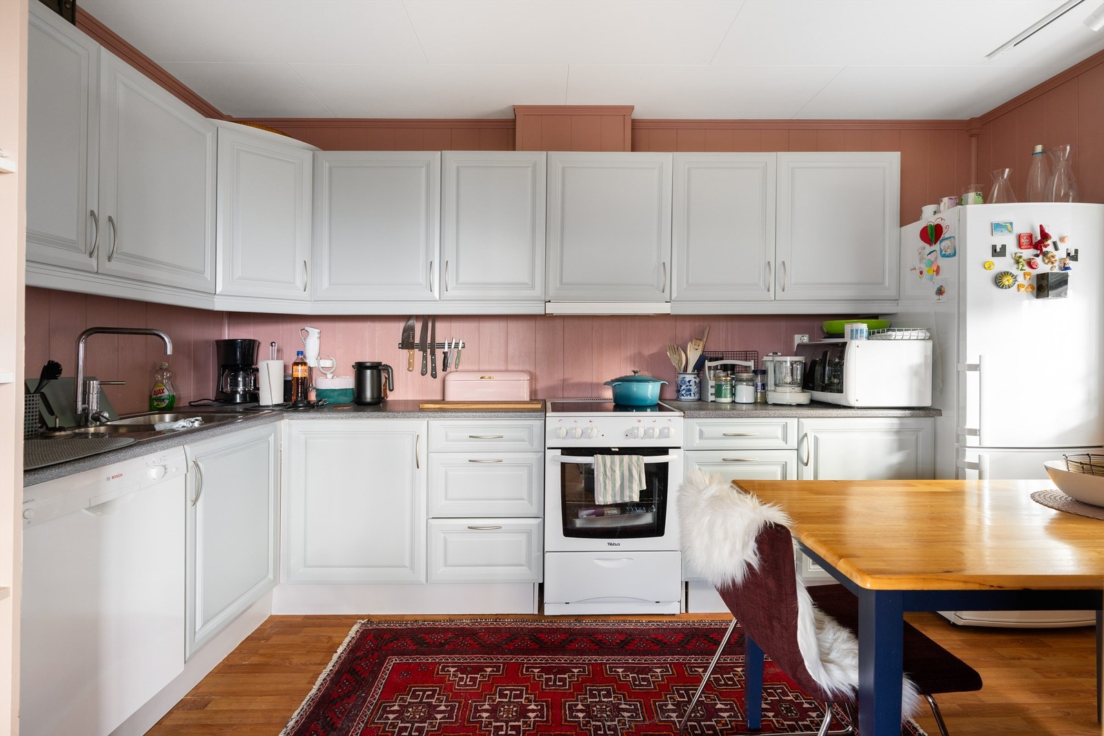 Kjøkkenet er pent innredet med profilerte fronter samt benkeplate av laminat og har frittstående komfyr, oppvaskmaskin og kjøleskap med fryser. Galleribilde