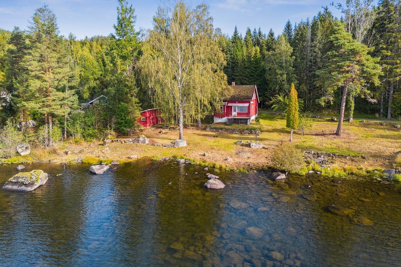 Eiendommen er bebygd med en enebolig, garasje og uthus - Alle bygninger er kondemnable. Galleribilde