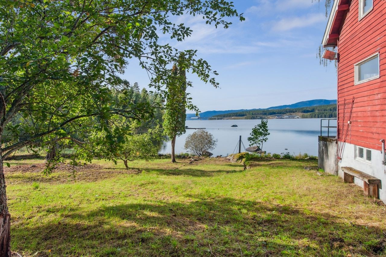 Eiendommen ligger i usjenerte og idylliske omgivelser, på romslig tomt! Galleribilde