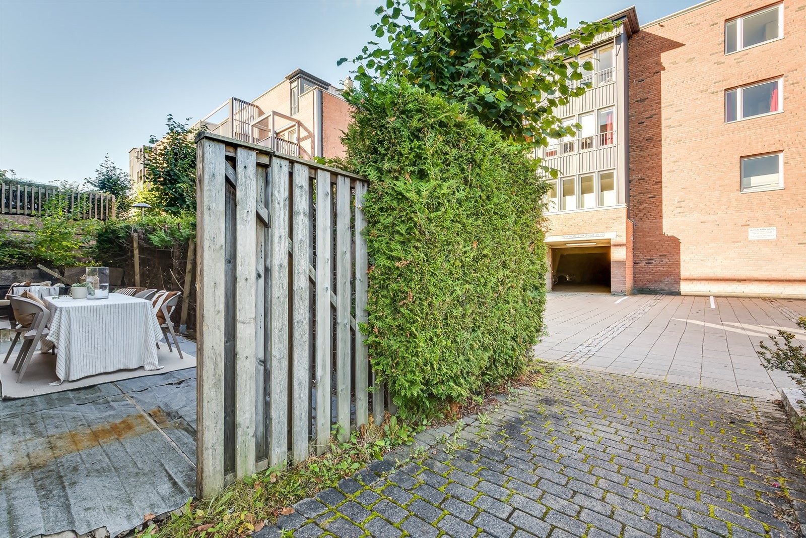 Inngang til markterrassen via port Galleribilde