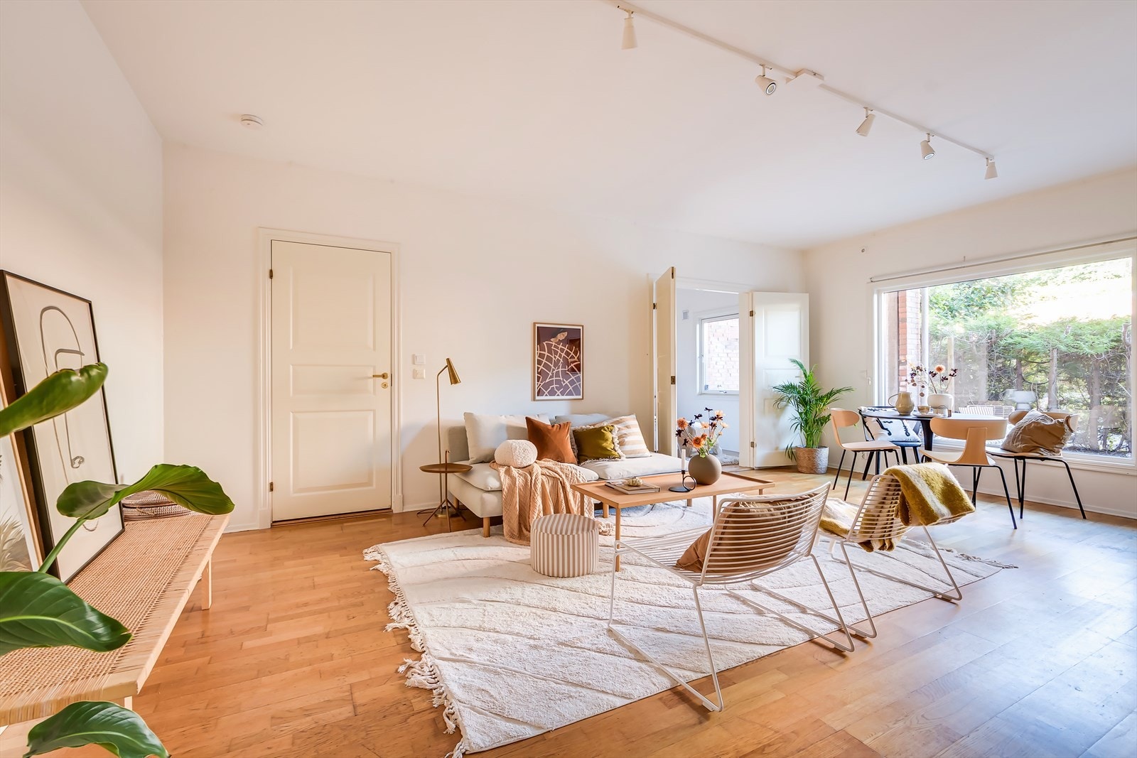 Bad bak venstre dør og hovedsoverom til høyre Galleribilde