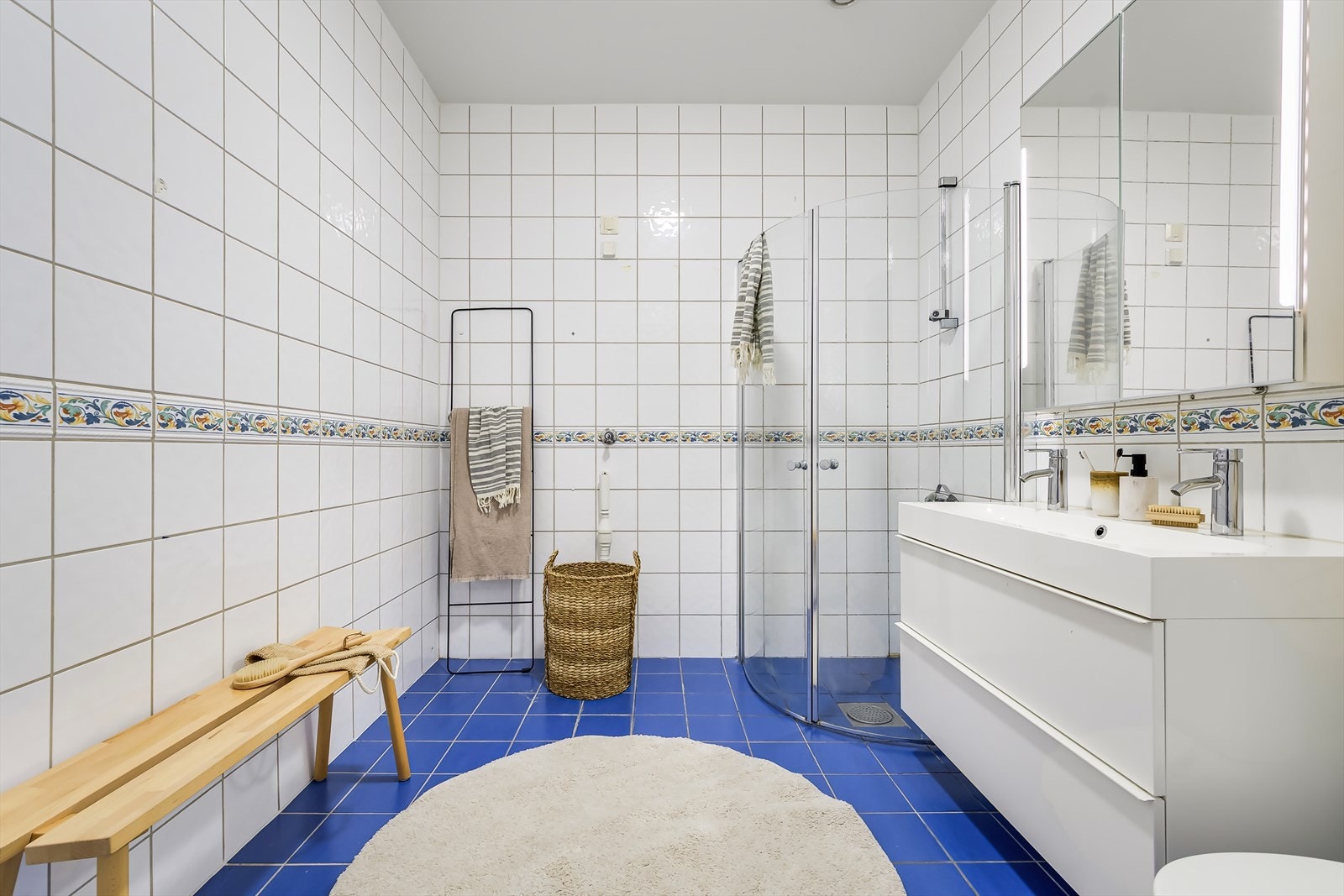 Svært romslig flislagt bad med varmekabler fra oppføring rundt 1997 Galleribilde