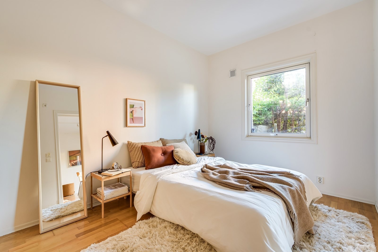 Svært romslig hovedsoverom med god plass til dobbeltseng, nattbord og garderobe Galleribilde