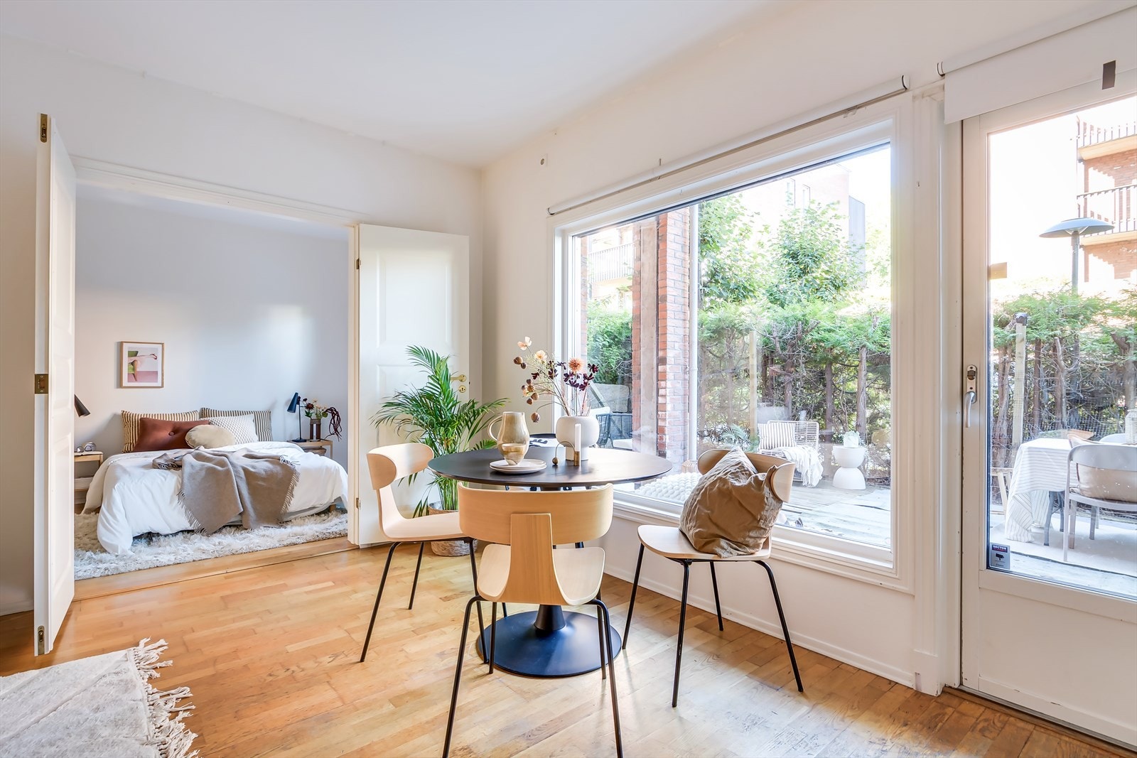 Det er god plass til både tv og spisesksjon - Direkte utgang til stor markterrasse fra stue Galleribilde