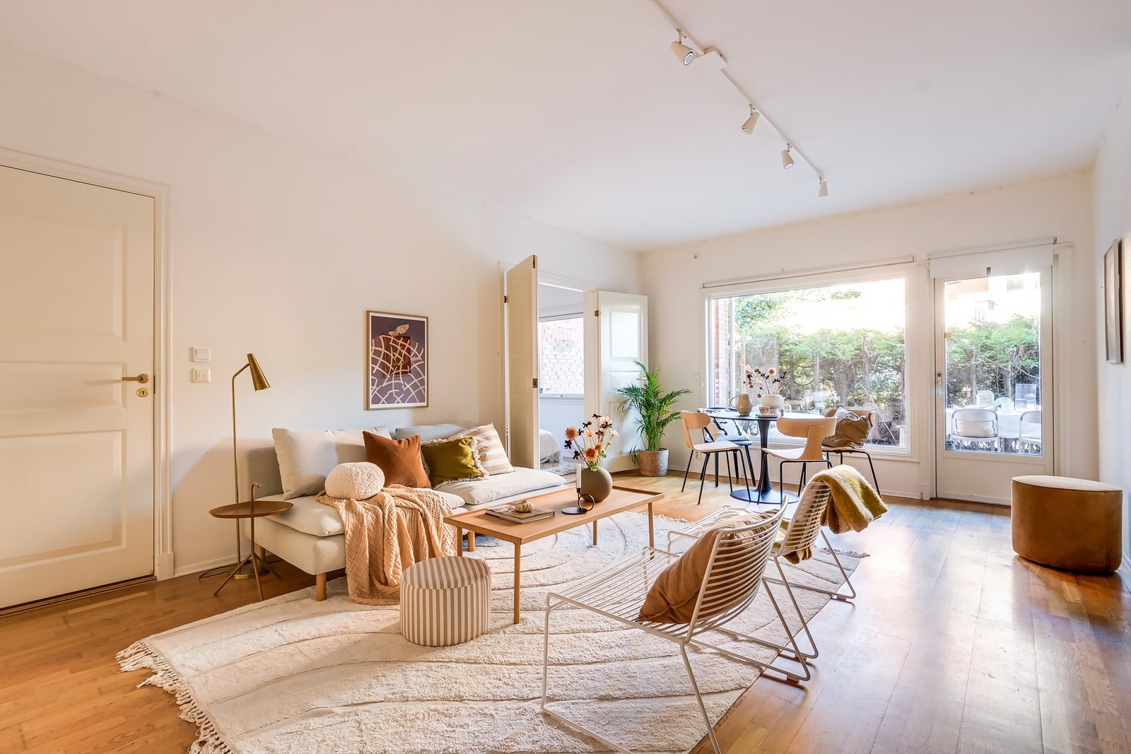 Store vindusflater og usjenert beliggende uten innsyn Galleribilde