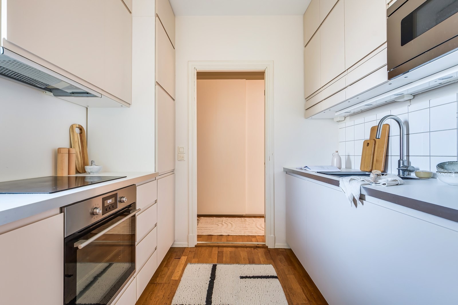 Romslig kjøkken med godt med skap og benkeplass Galleribilde