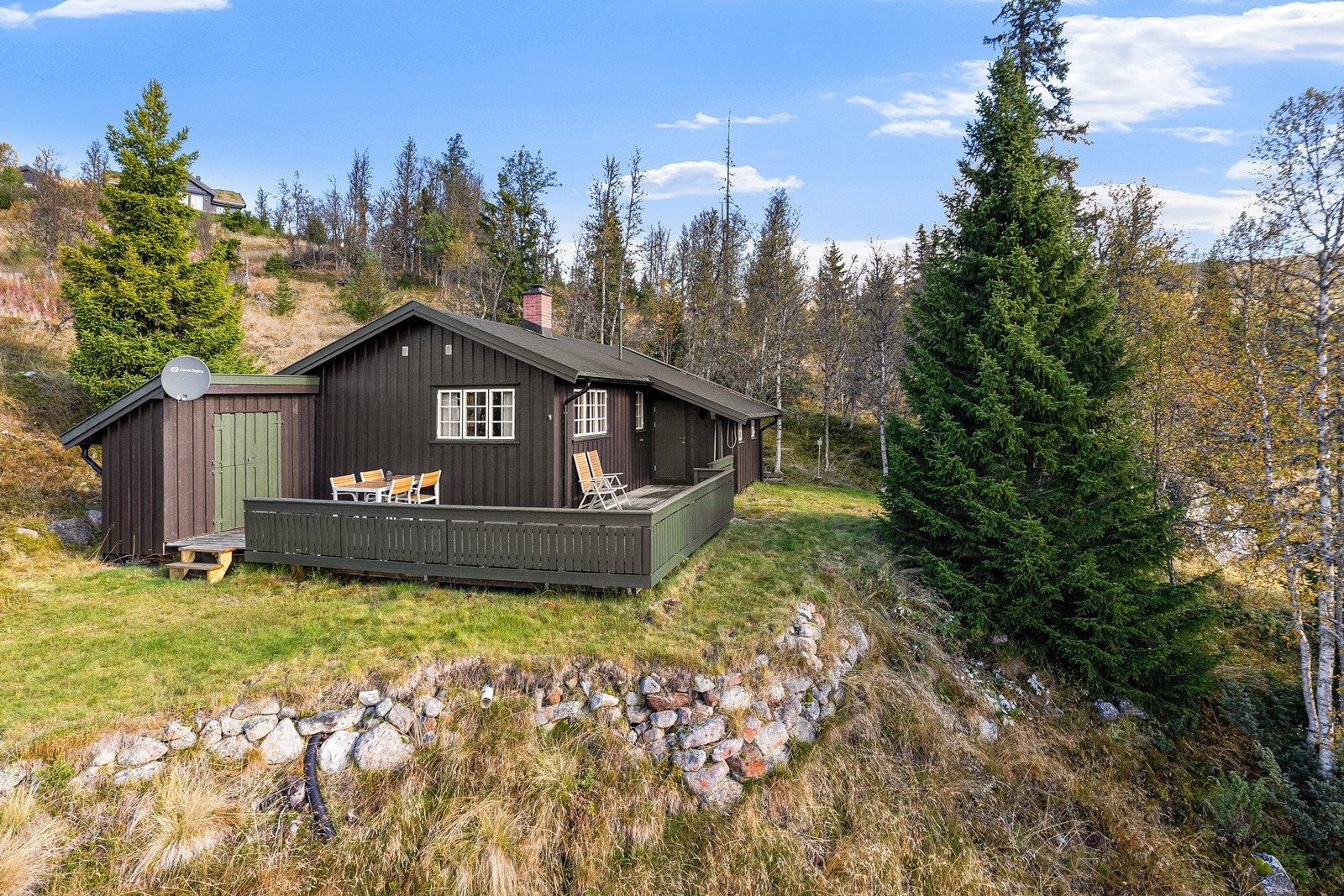 En sjarmerende hytte som inneholder blant annet tre soverom, stue/kjøkken, bad, bod og en hyggelig veranda. Galleribilde