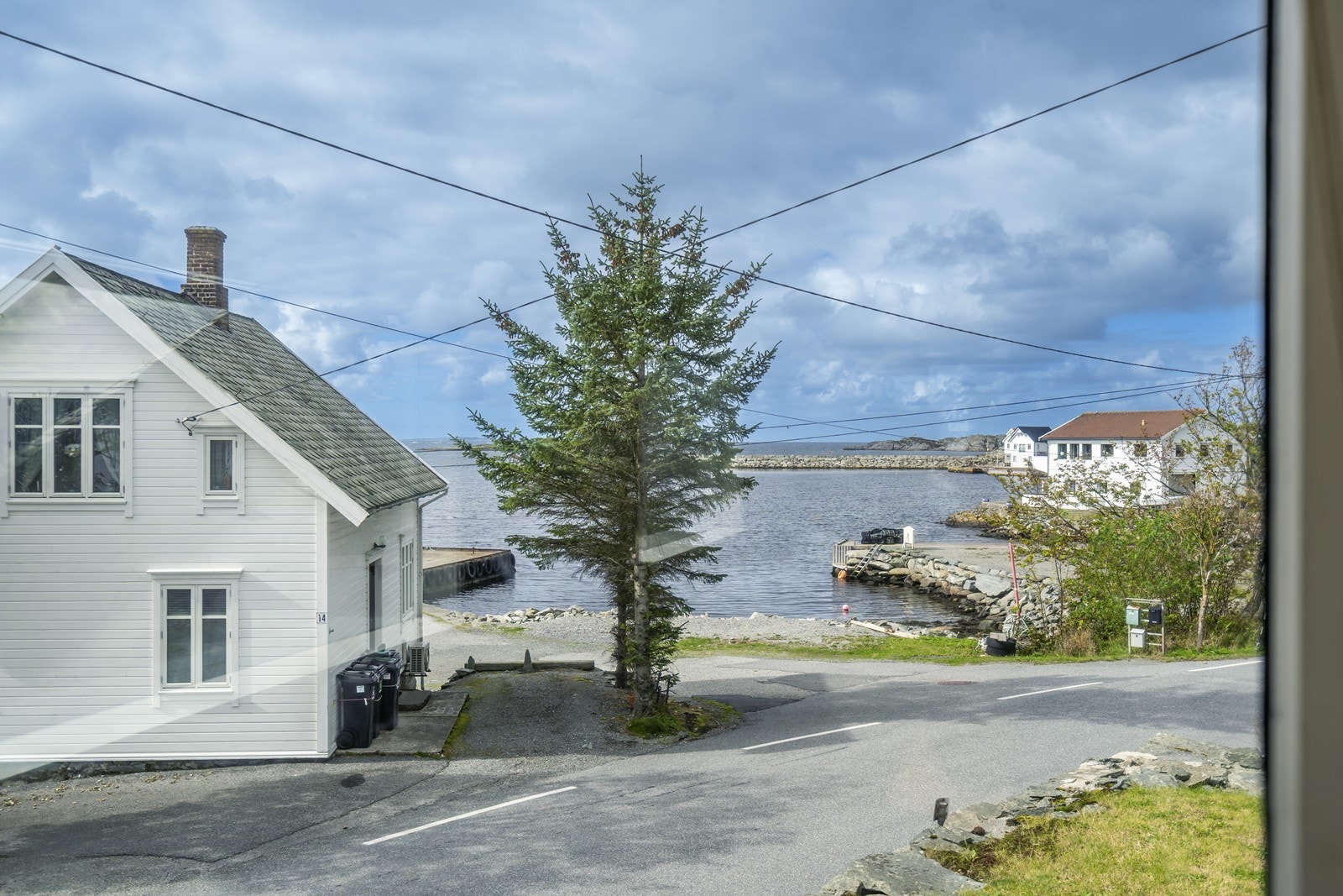 Utsikten vestover fra stuevinduet. Galleribilde