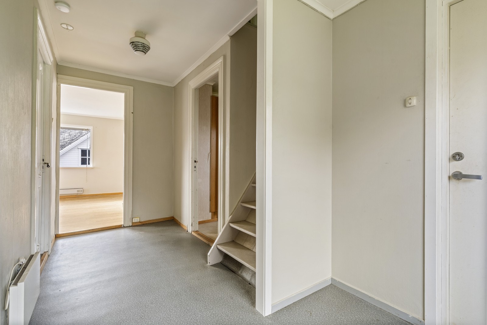 Romslig gang. Galleribilde