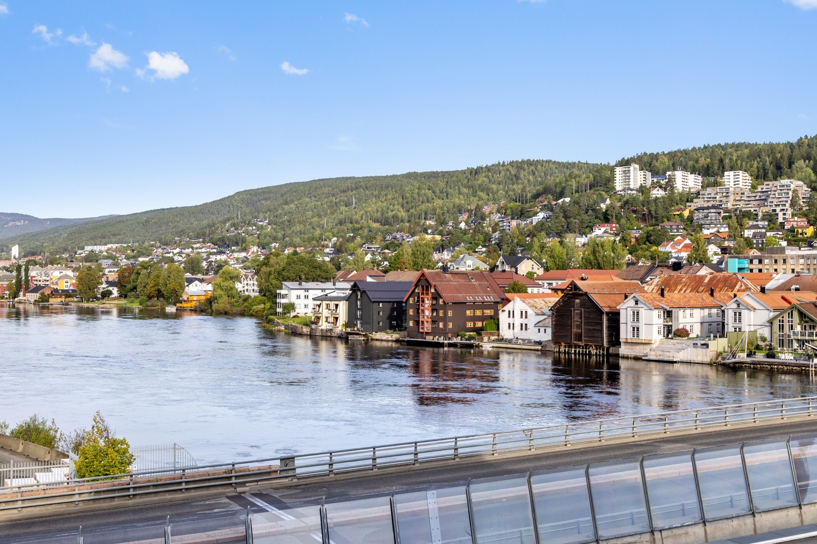 Flott utsikt mot elva Galleribilde