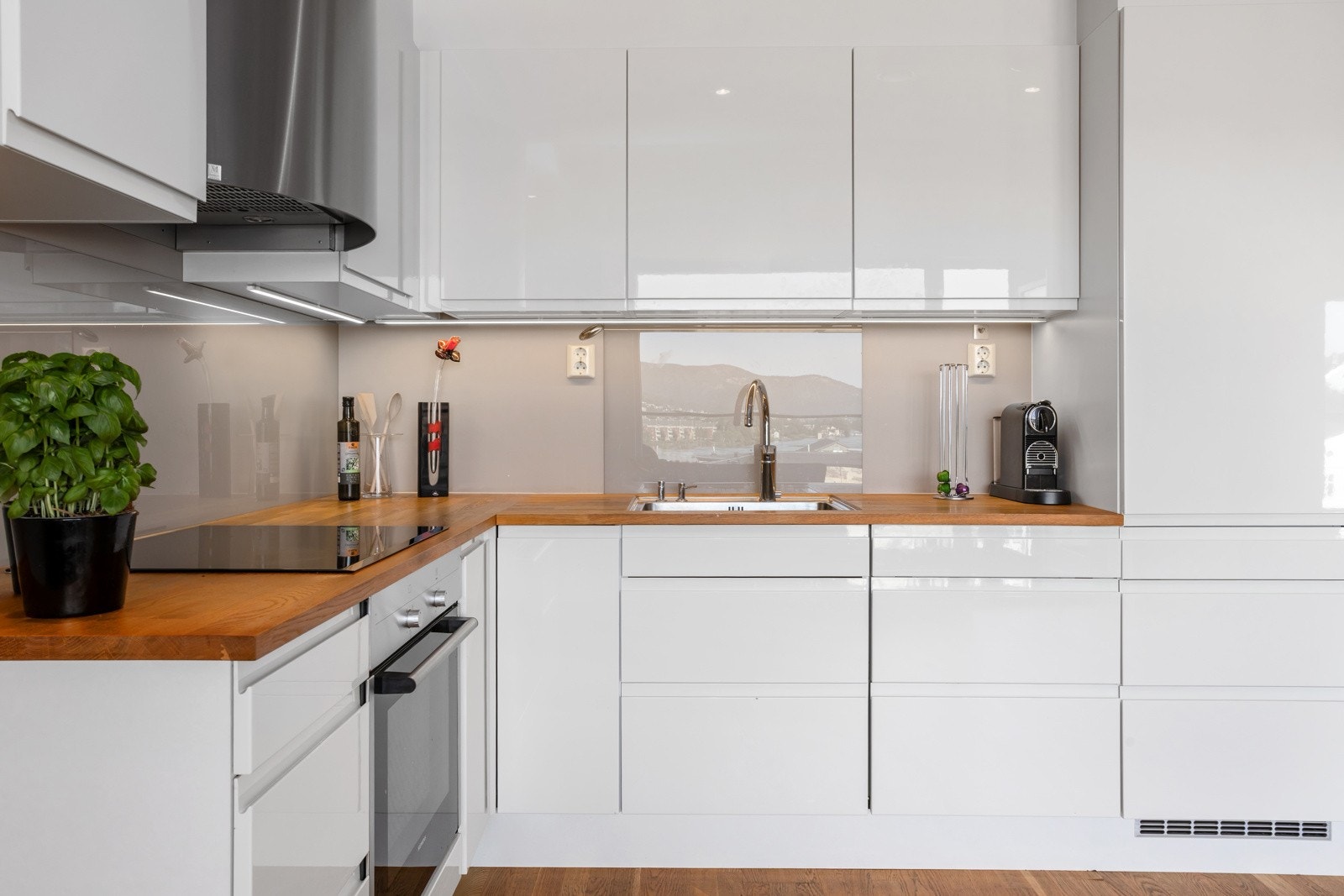 HTH kjøkkeninnredning med Siemens integrerte hvitevarer Galleribilde