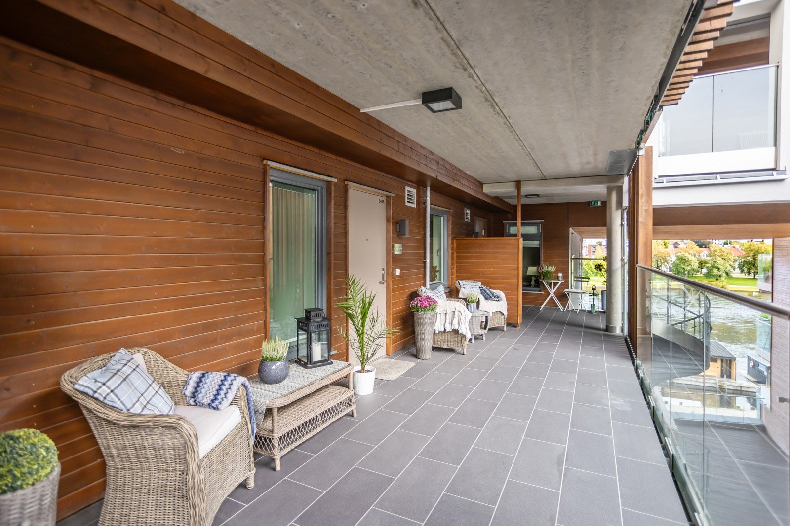 Privat uteareal på svalgangen utenfor boligen Galleribilde